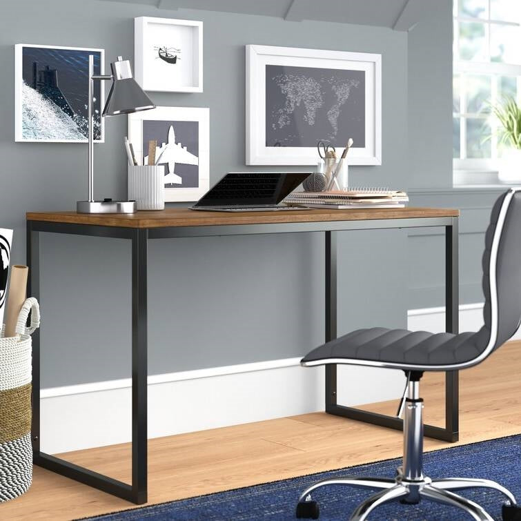 Escritorio moderno para oficina en casa con estructura de metal negro y tablero de madera marrón