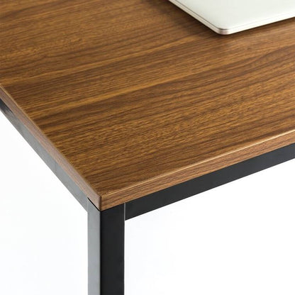 Escritorio moderno para oficina en casa con estructura de metal negro y tablero de madera marrón