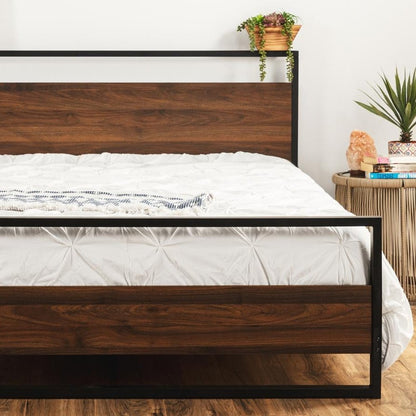 Cama de plataforma de metal y madera de perfil bajo tamaño Queen estilo casa de campo moderna