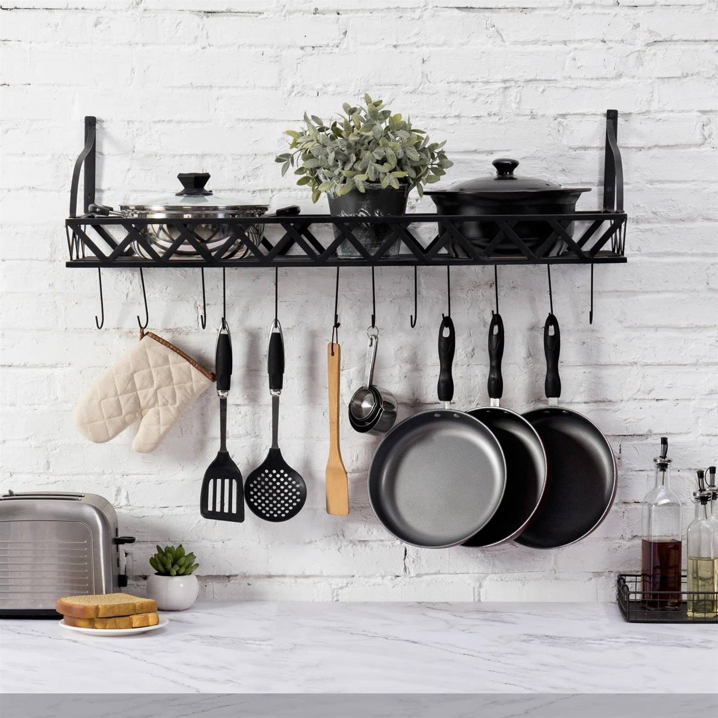 Estante de cocina rectangular de metal negro montado en la pared con 12 ganchos para colgar