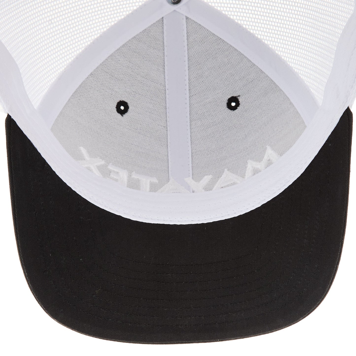 Gorra con logo de malla en blanco y negro
