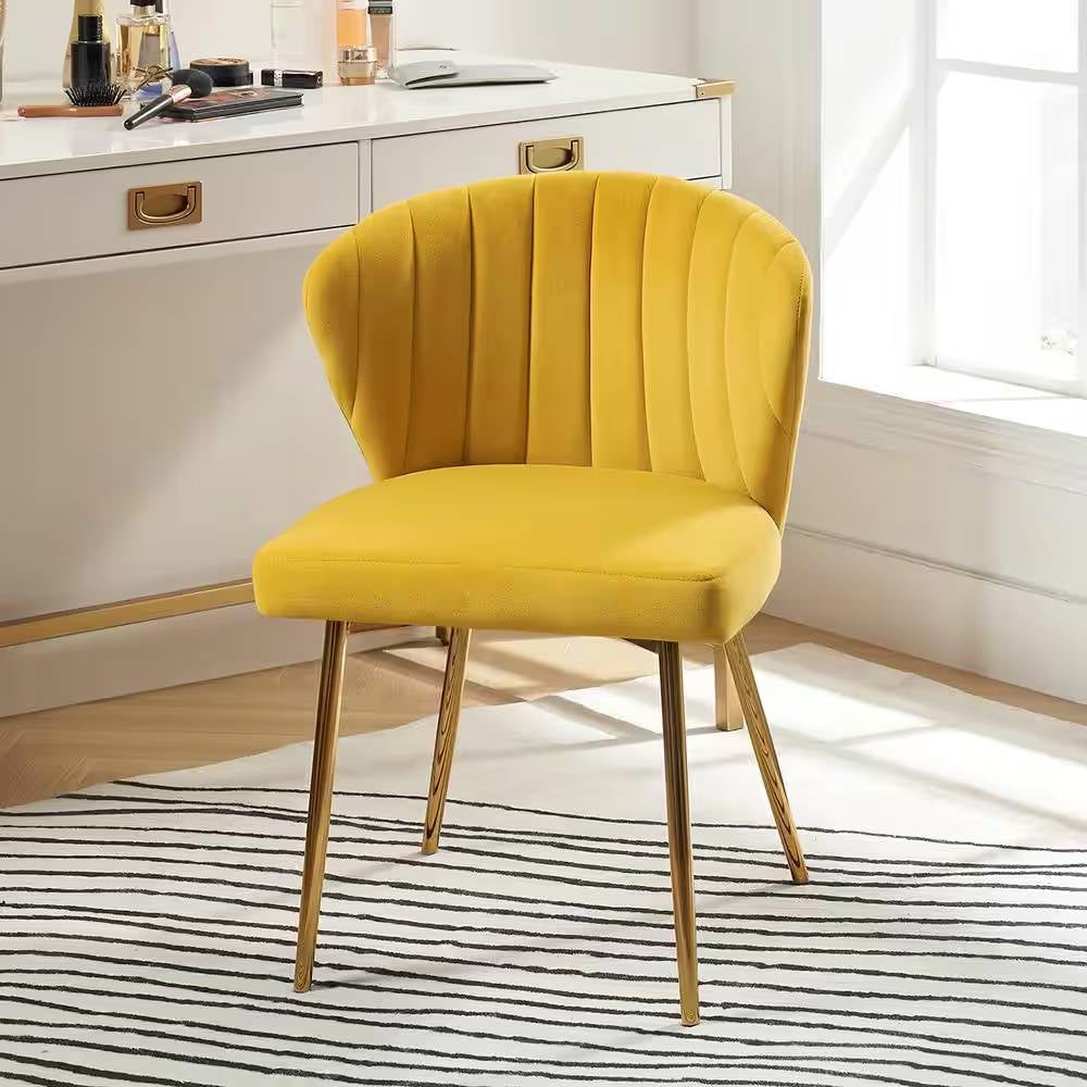 Sillón auxiliar tapizado en terciopelo amarillo mostaza con respaldo de alas y patas de metal dorado