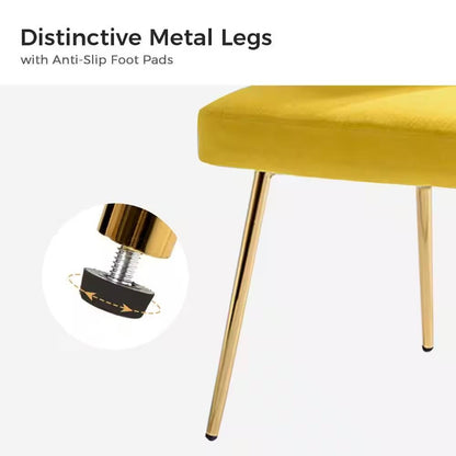Sillón auxiliar tapizado en terciopelo amarillo mostaza con respaldo de alas y patas de metal dorado
