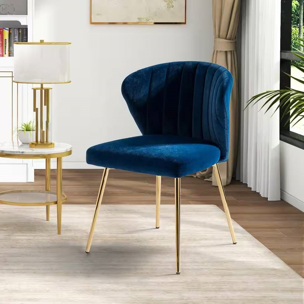 Sillón de terciopelo azul marino tapizado con respaldo de ala y patas de metal dorado