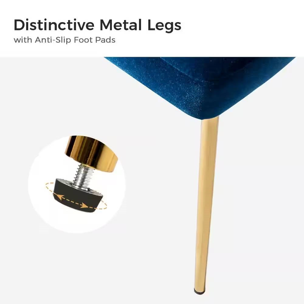 Sillón de terciopelo azul marino tapizado con respaldo de ala y patas de metal dorado