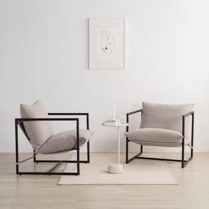 Sillón decorativo moderno tapizado en beige, gris, tostado y avena con estructura de metal