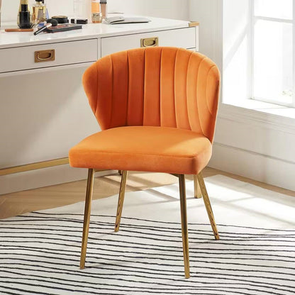 Sillón auxiliar tapizado en terciopelo naranja con patas de metal dorado