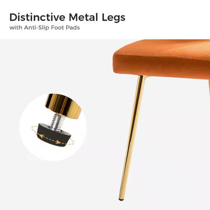 Sillón auxiliar tapizado en terciopelo naranja con patas de metal dorado