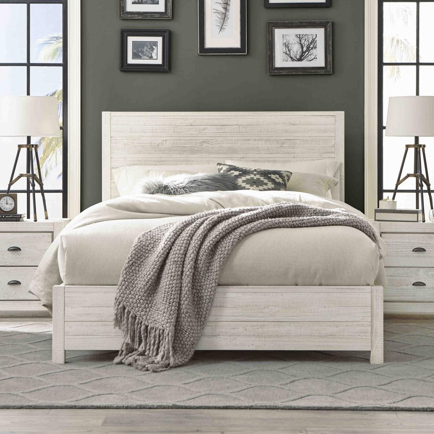 Cama de plataforma FarmHome de pino macizo blanco roto, tamaño Queen