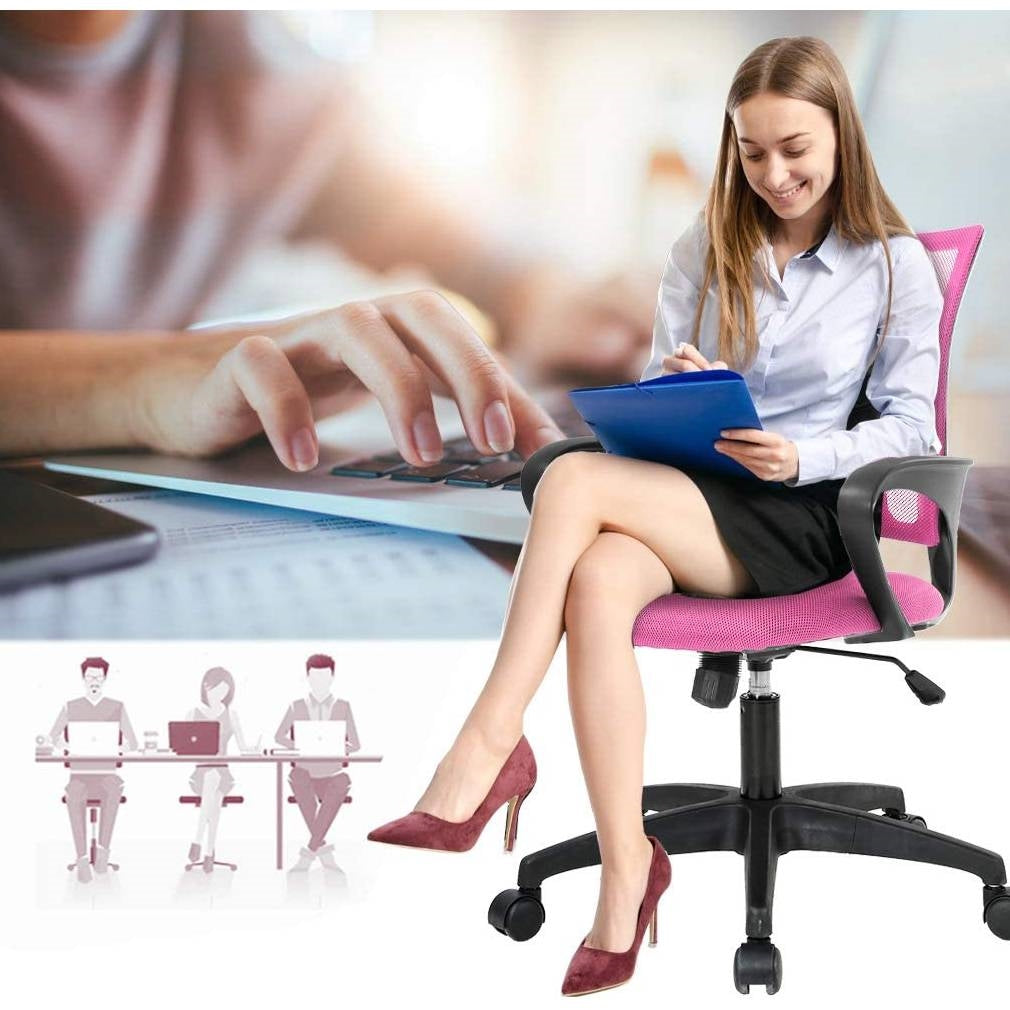 Silla de oficina ergonómica moderna de malla rosa con respaldo medio, reposabrazos y ruedas