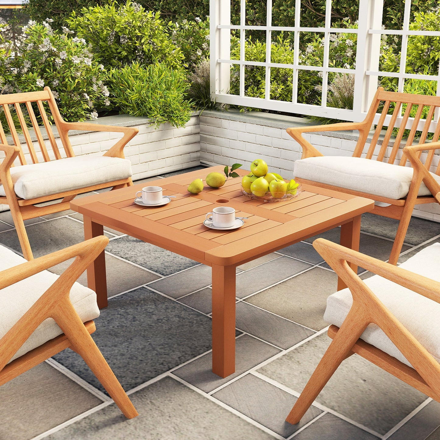 Mesa de centro para patio con orificio para sombrilla y acabado de aceite de teca
