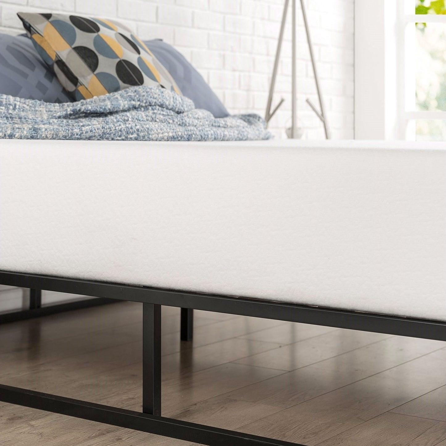 Estructura de cama moderna tamaño Queen con perfil bajo de metal de 10 pulgadas con listones de madera