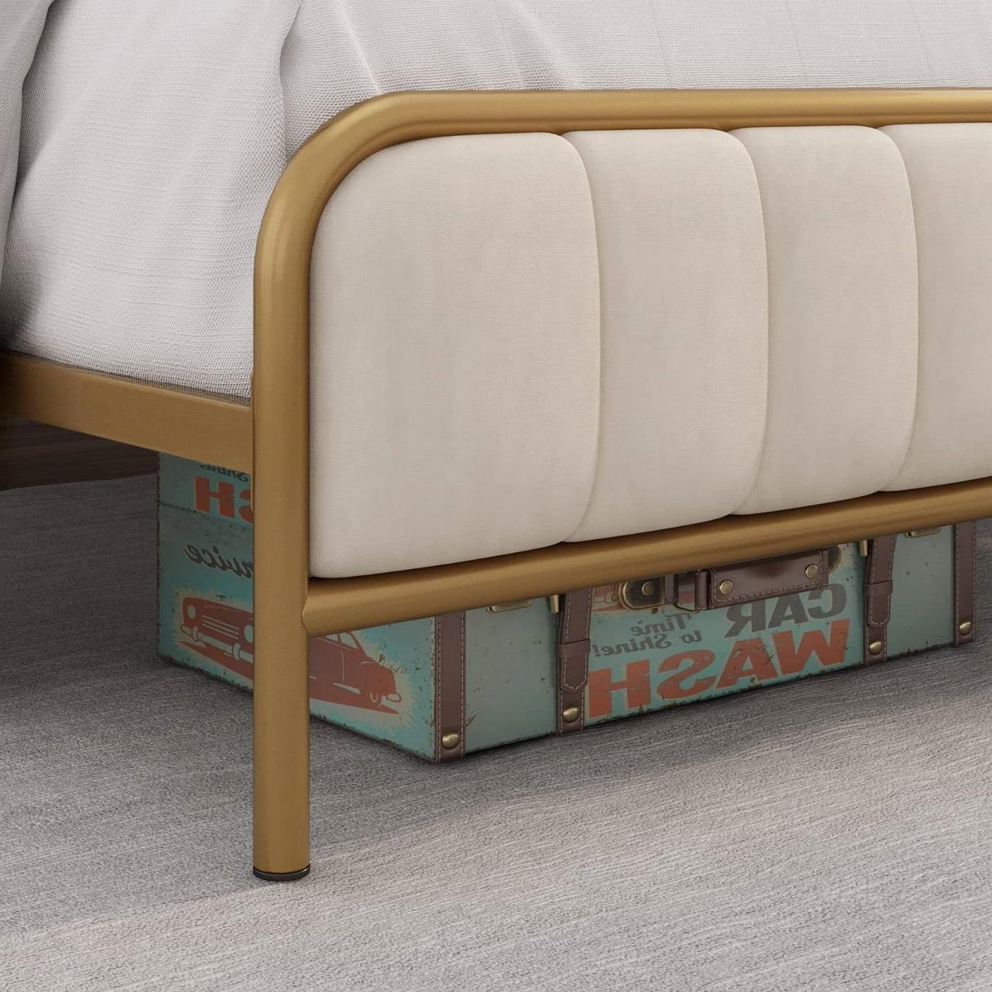 Estructura de cama de plataforma de metal dorado tamaño Queen con cabecero tapizado en blanco roto
