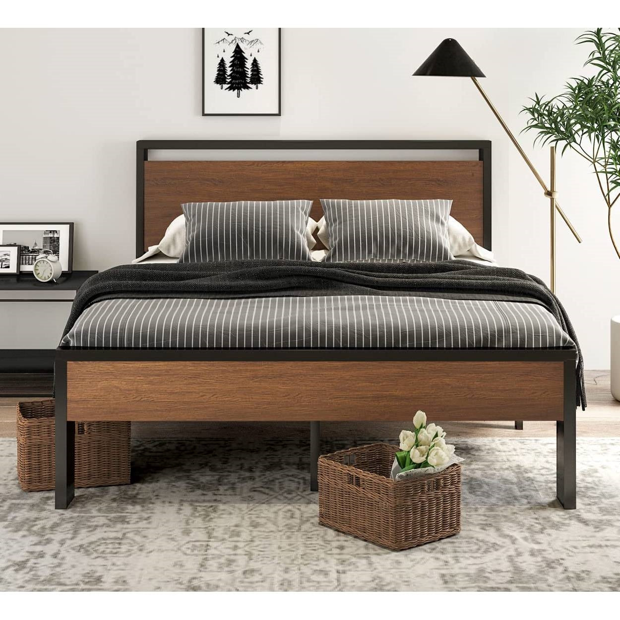 Cama de plataforma de metal Queen con cabecero y pie de cama de madera con acabado nogal