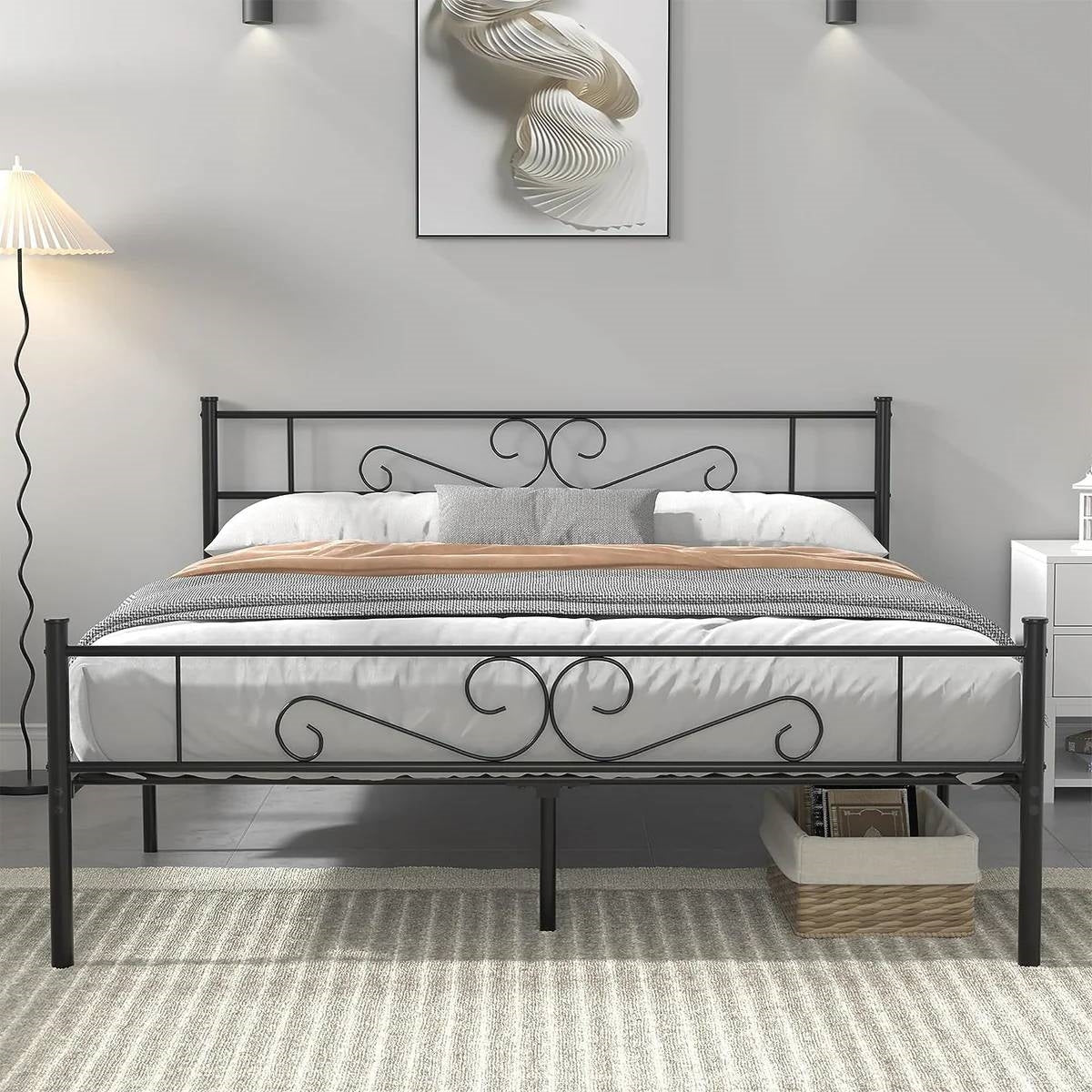 Marco de cama con plataforma de metal resistente Queen con cabecero y piecero en acabado negro