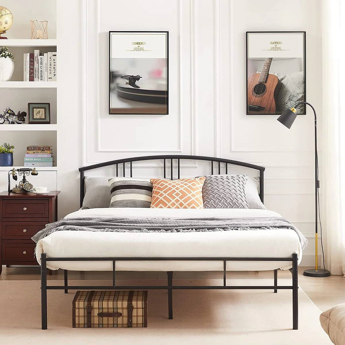 Base de cama de plataforma Queen de metal negro con cabecero arqueado