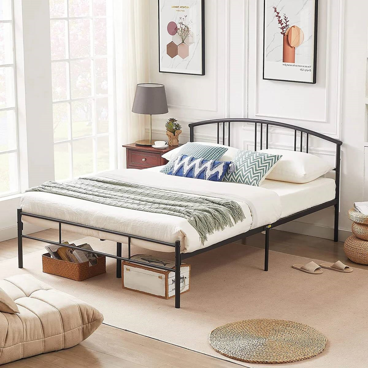Base de cama de plataforma Queen de metal negro con cabecero arqueado