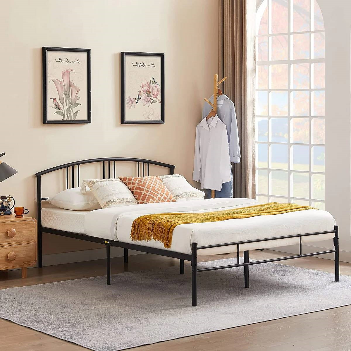 Base de cama de plataforma Queen de metal negro con cabecero arqueado