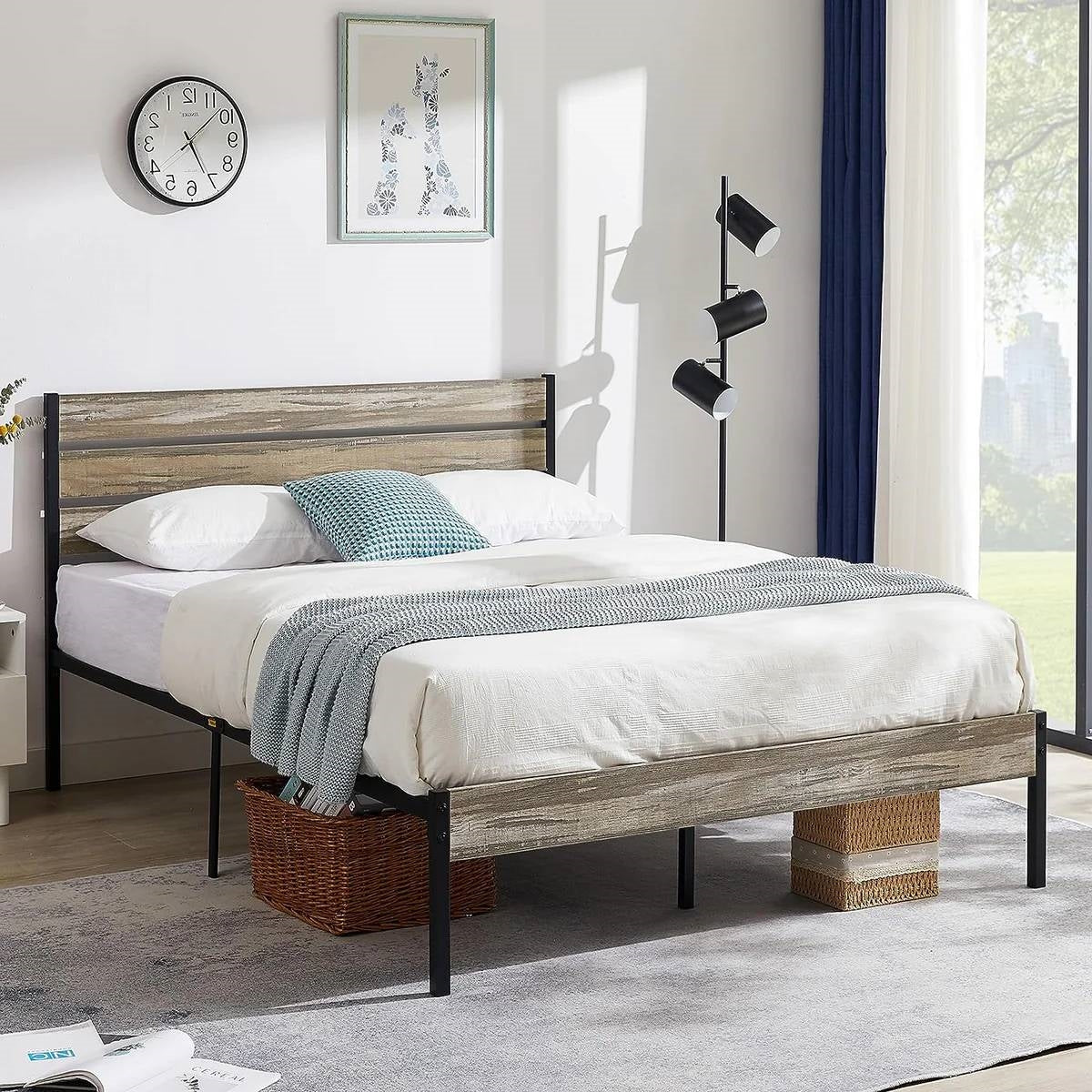 Base de cama tipo plataforma Queen industrial rústica de madera y metal con cabecero