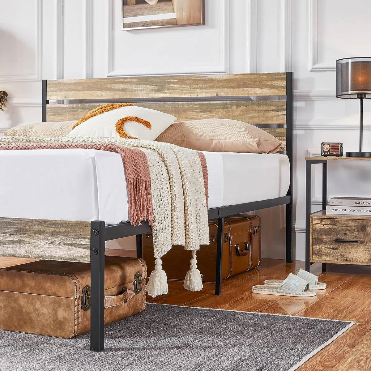 Base de cama tipo plataforma Queen industrial rústica de madera y metal con cabecero