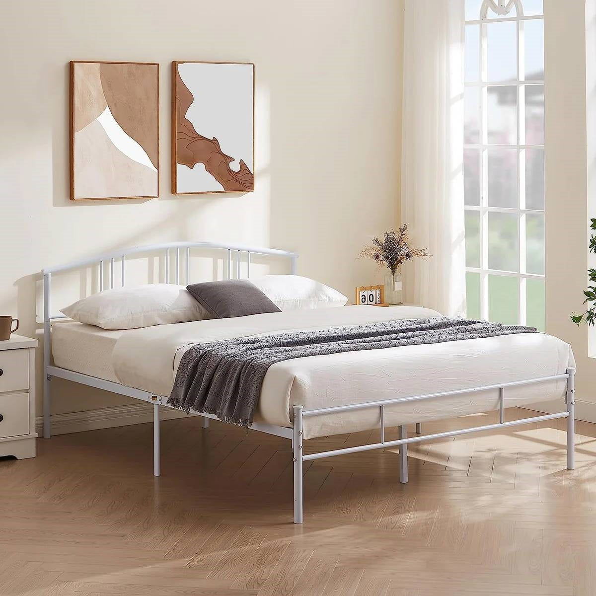 Base de cama Queen Size de metal blanco con cabecero arqueado