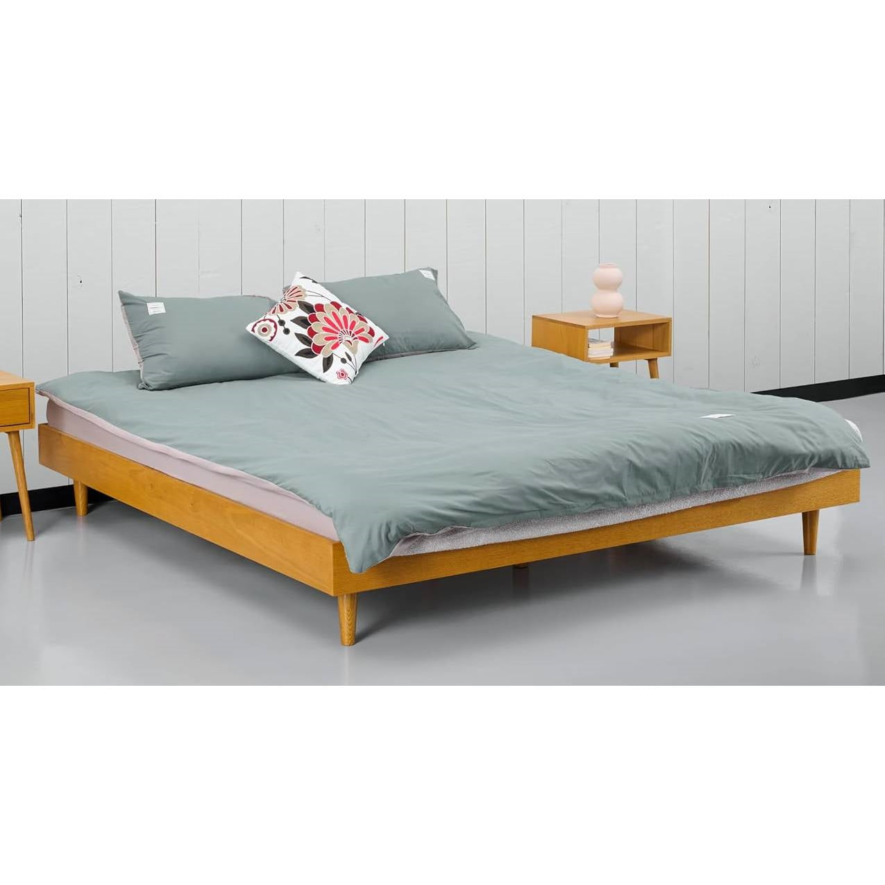 Base de cama de plataforma Queen de estilo moderno de mediados de siglo con acabado en madera clara