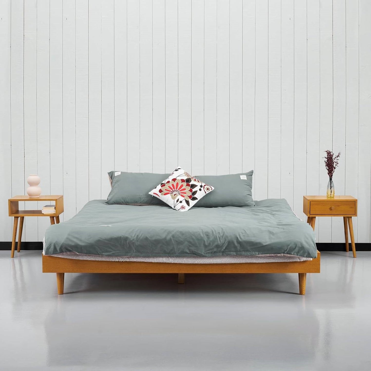 Base de cama de plataforma Queen de estilo moderno de mediados de siglo con acabado en madera clara