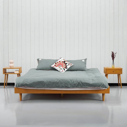 Base de cama de plataforma Queen de estilo moderno de mediados de siglo con acabado en madera clara