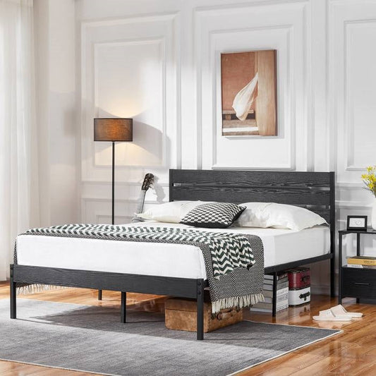 Estructura de cama industrial tamaño queen con cabecero de listones de madera en negro