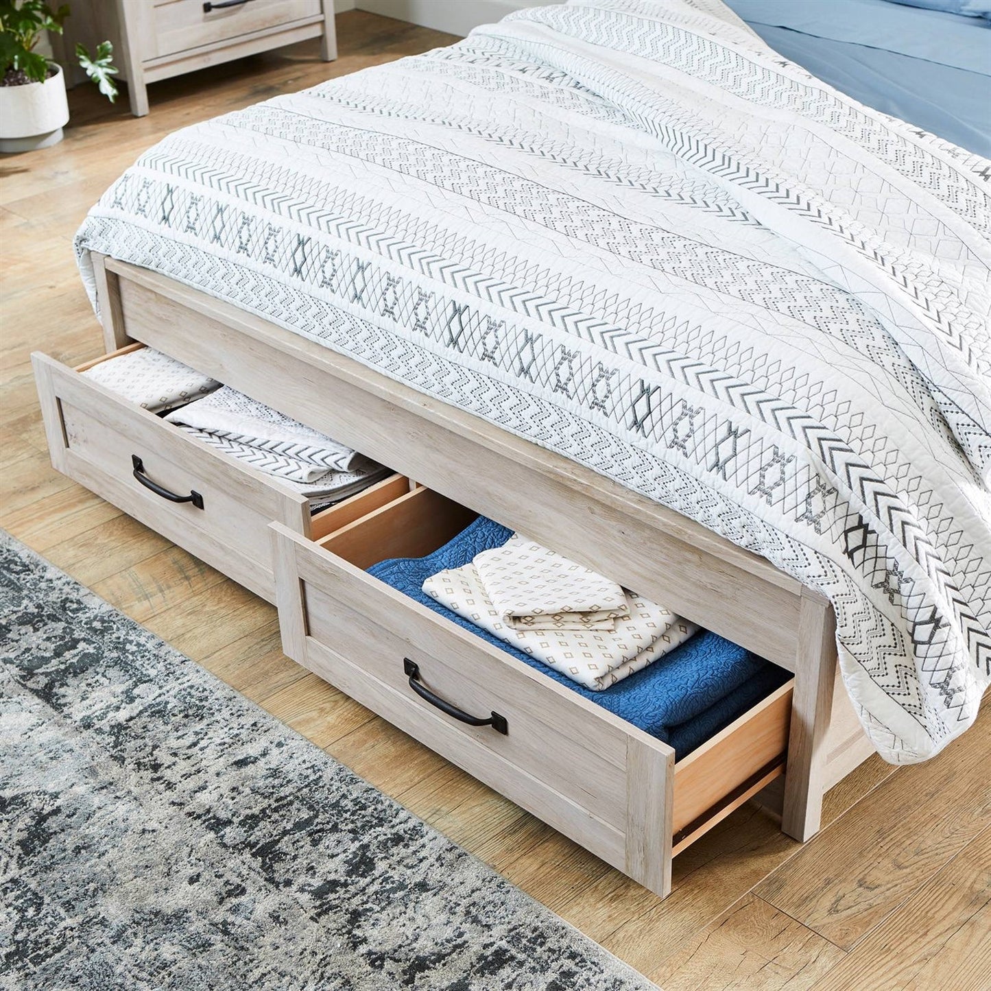 Cama con plataforma Queen Farmhome con cajones de almacenamiento en acabado de madera blanquecina