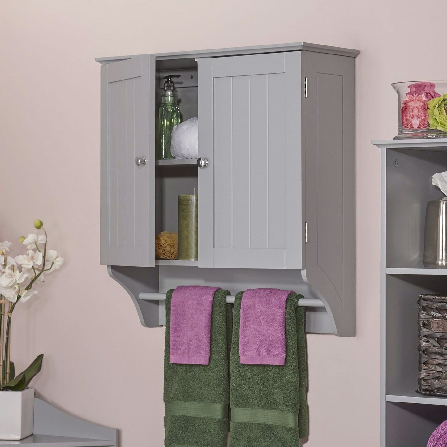 Armario de pared para baño gris de 2 puertas con toallero