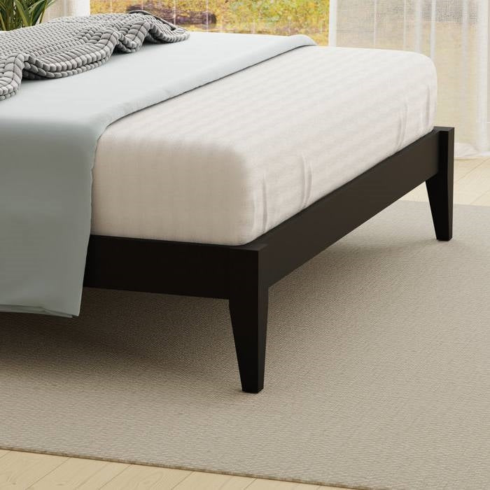 Base de cama de plataforma de madera maciza de roble tradicional completa con cabecero en negro