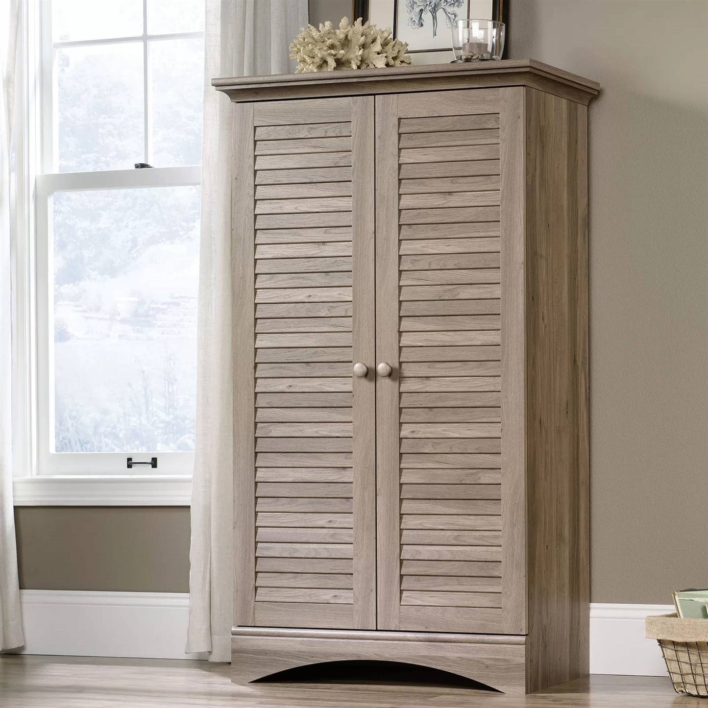 Armario de almacenamiento rústico con puertas de celosía en acabado de madera de roble claro