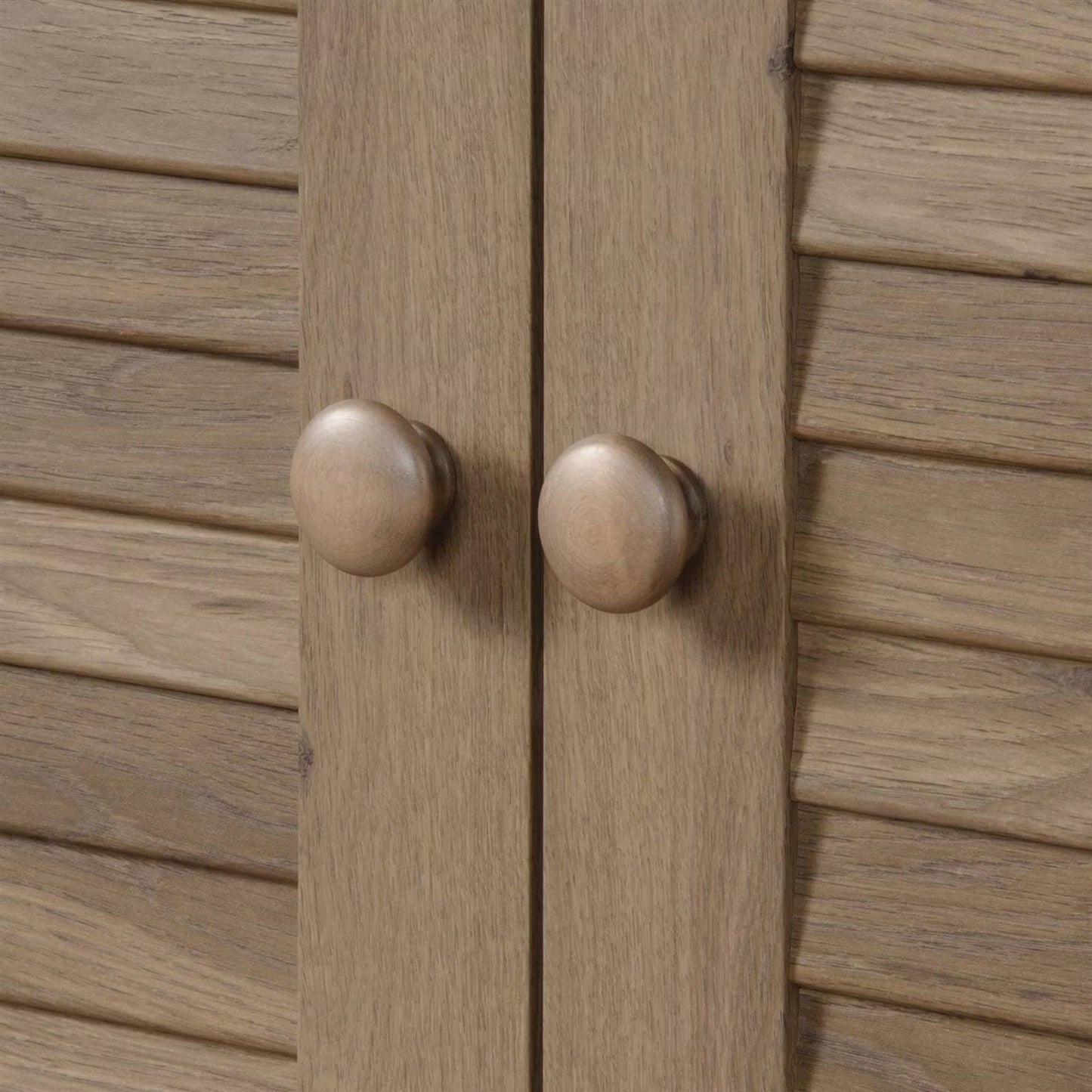 Armario de almacenamiento rústico con puertas de celosía en acabado de madera de roble claro