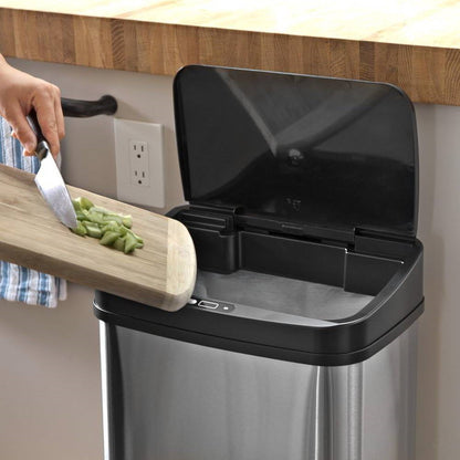 Bote de basura de cocina de acero inoxidable de 13 galones (plateado/negro) con tapa con sensor de movimiento