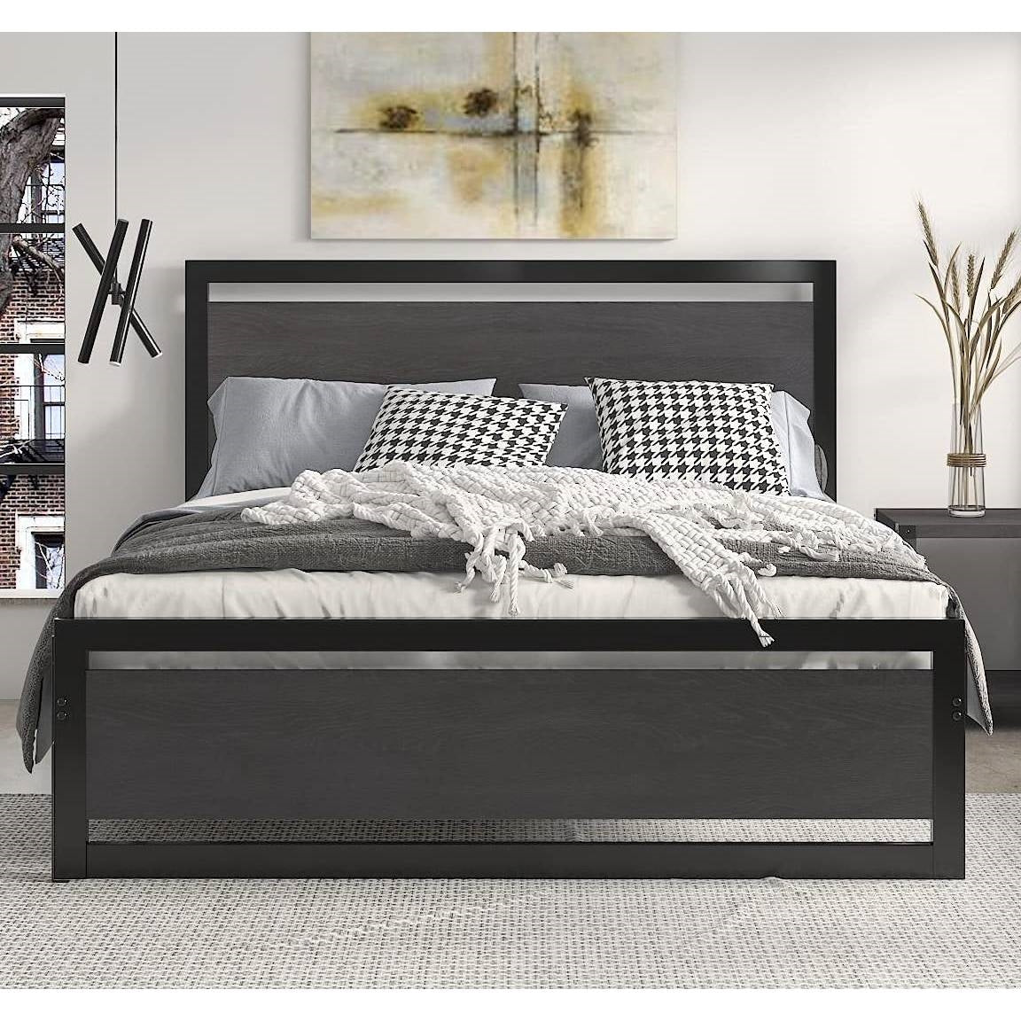 Base de cama de plataforma de metal negro completo con cabecero y piecero de paneles de madera