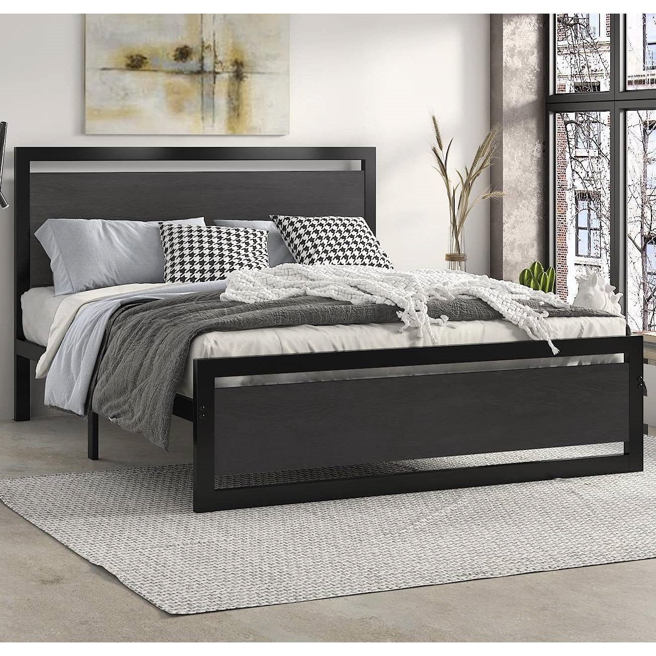 Base de cama de plataforma de metal negro completo con cabecero y piecero de paneles de madera