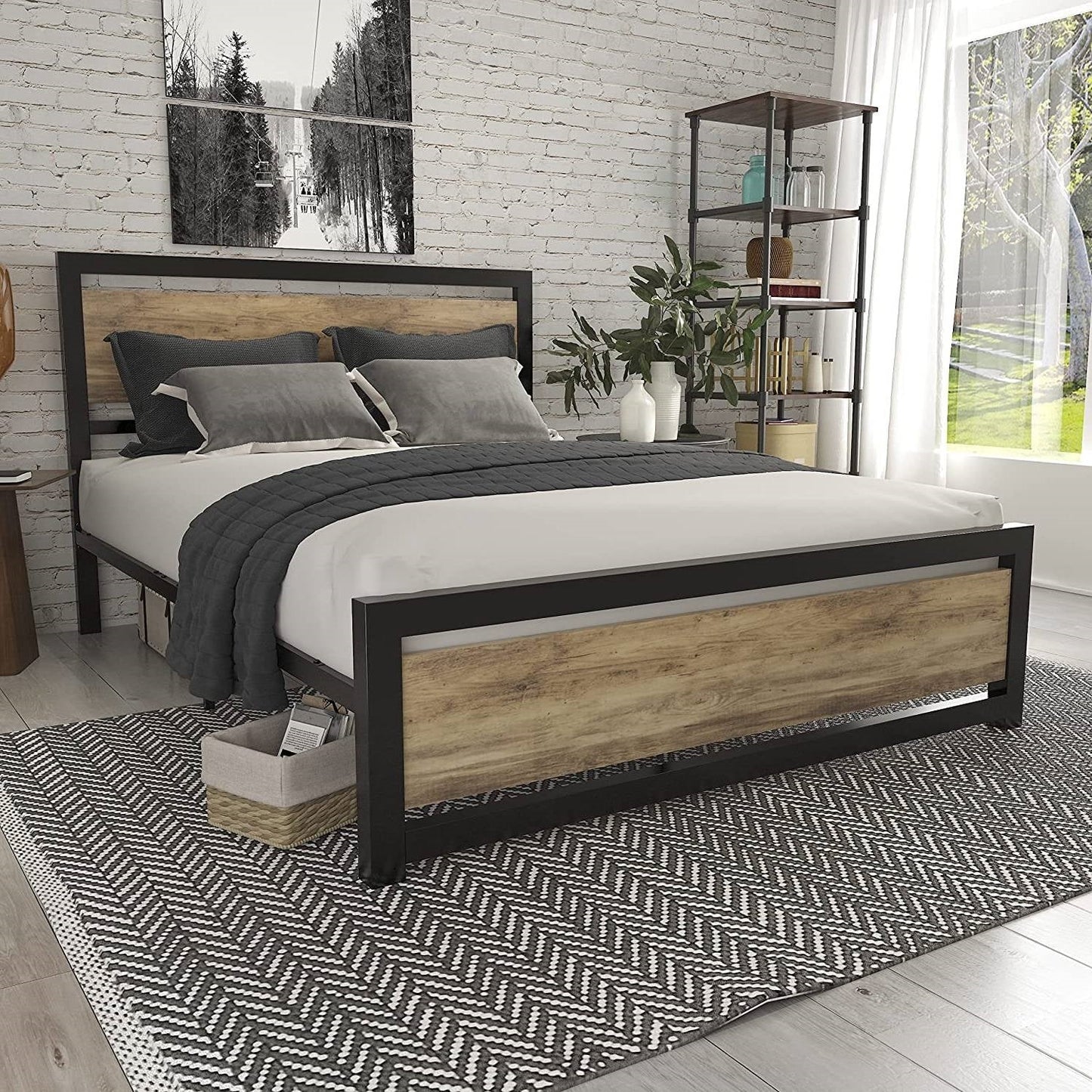 Base de cama de plataforma metálica tamaño queen con cabecero y piecero de paneles de madera marrón