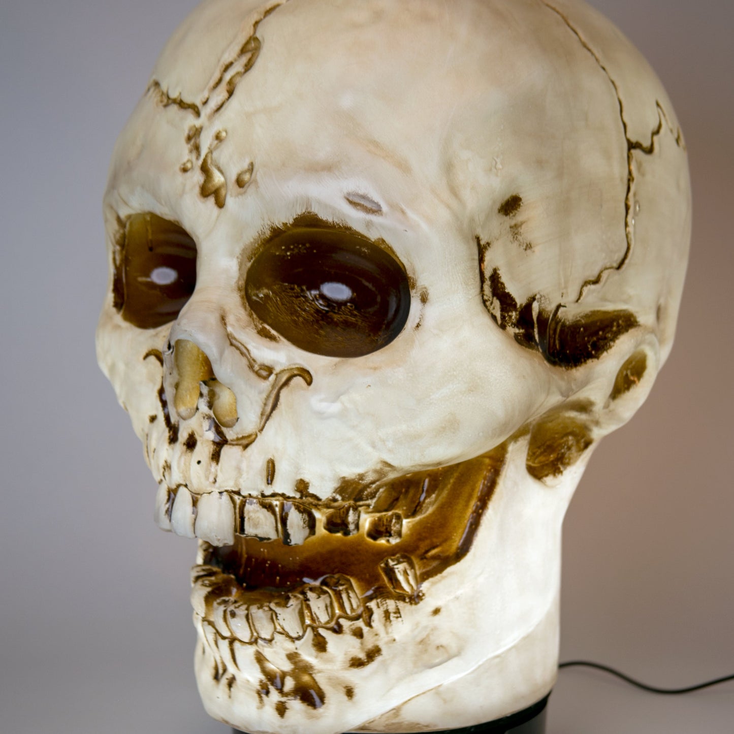 Lámpara de utilería animatrónica con forma de calavera gigante de 50 cm de altura, de poliresina resistente, decoración de Halloween