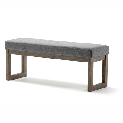 Banco otomano decorativo con estructura de madera moderna y asiento de tela tapizado en gris