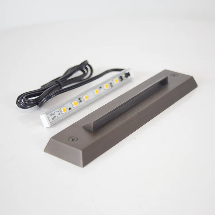 Luz de paso horizontal delgada para interior y exterior de latón fundido con LED STB16 de 2 W para montaje en superficie