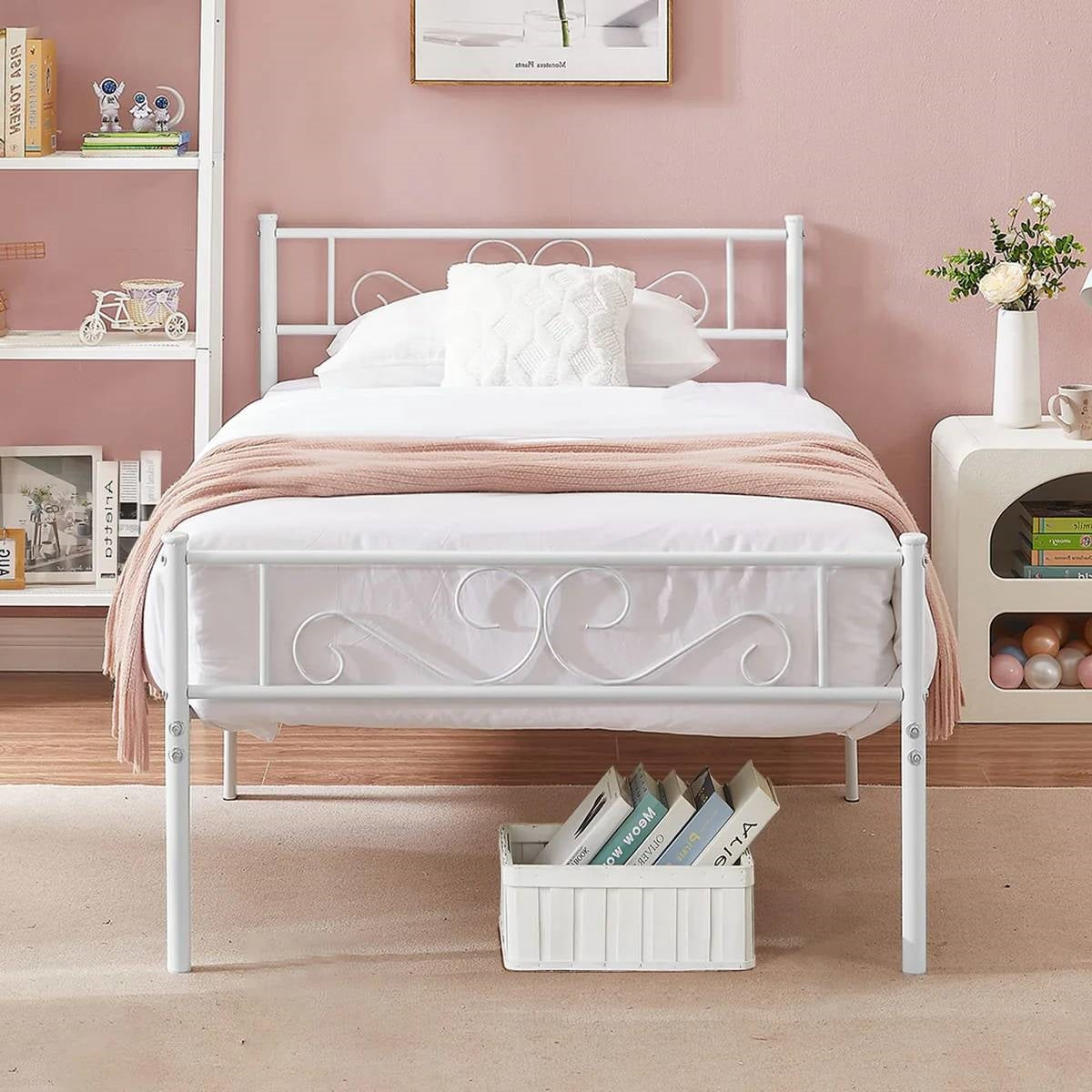 Base de cama doble de plataforma de metal blanco con cabecero y piecero