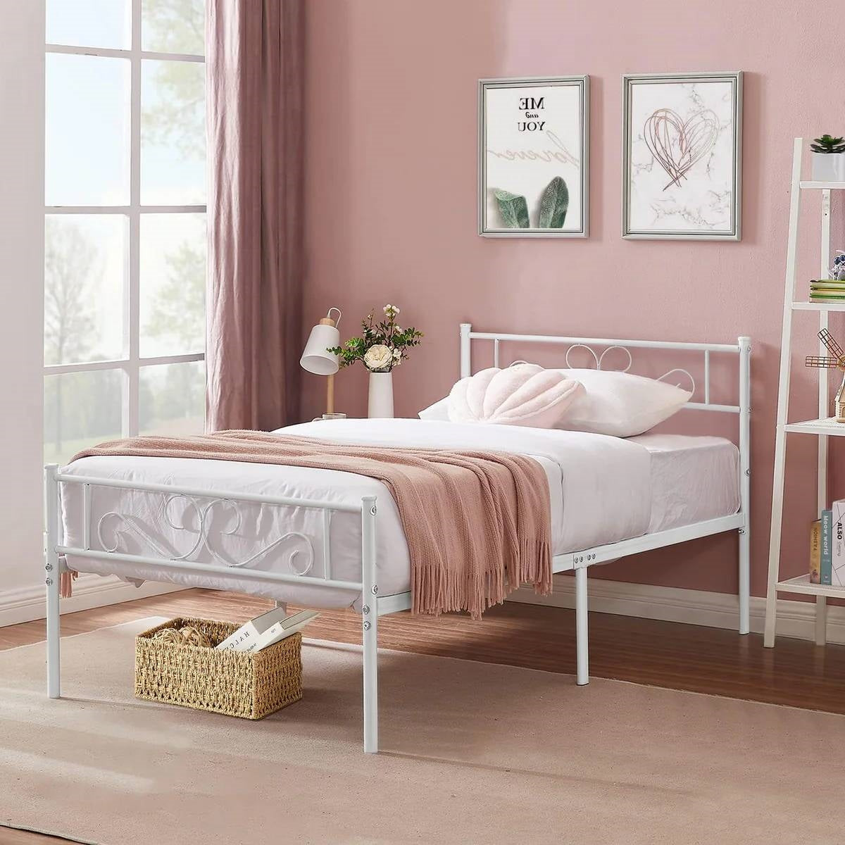Base de cama doble de plataforma de metal blanco con cabecero y piecero