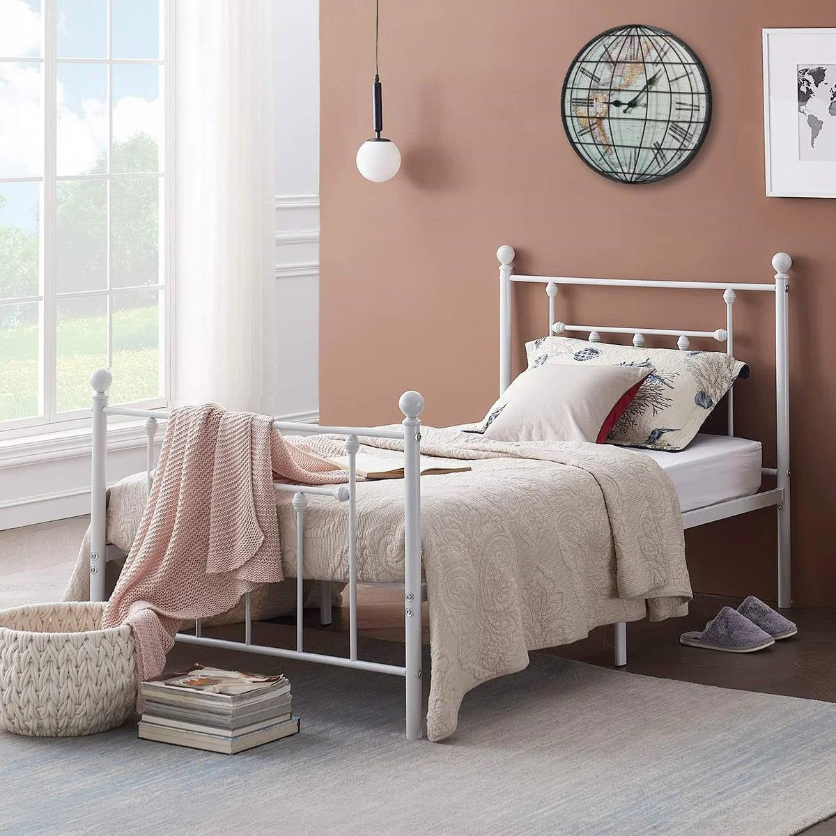 Base de cama individual de metal blanco estilo victoriano con cabecera y pie de cama