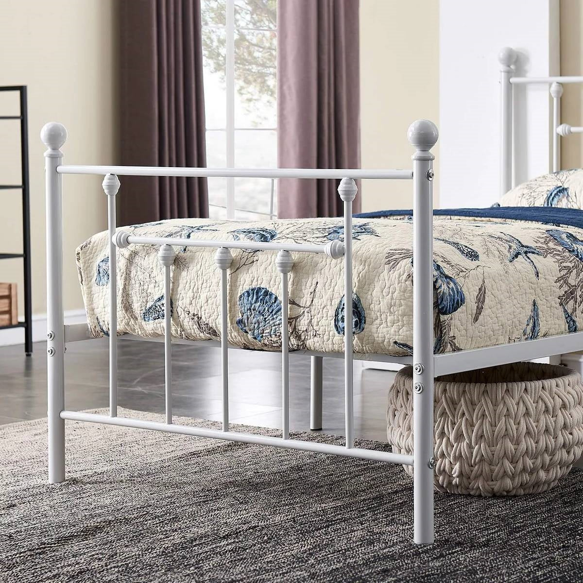Base de cama individual de metal blanco estilo victoriano con cabecera y pie de cama