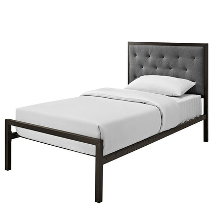 Cama de plataforma individual de metal con cabecero tapizado de tela gris con botones.