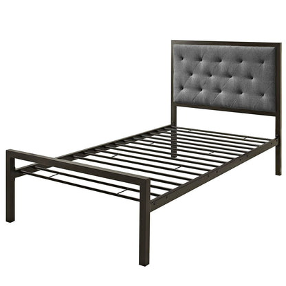 Cama de plataforma individual de metal con cabecero tapizado de tela gris con botones.