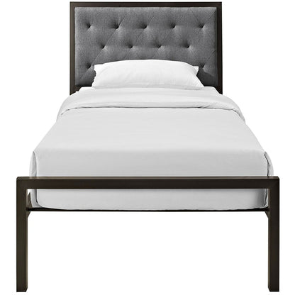 Cama de plataforma individual de metal con cabecero tapizado de tela gris con botones.
