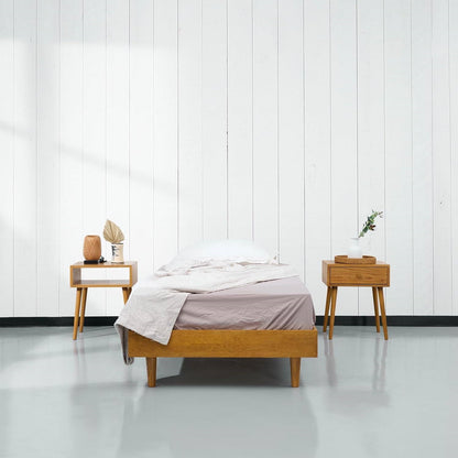 Base de cama plataforma individual de mediados de siglo moderna con acabado de madera clara