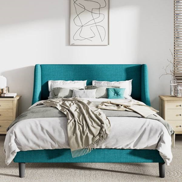 Cama de plataforma tapizada en mezcla de lino color turquesa tamaño matrimonial con cabecero tipo ala